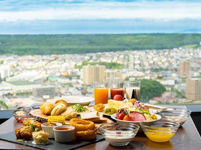 ホテルエミシア札幌 31階スカイレストラン「Hareus～ハレアス」の朝食ブッフェイメージ～テーブルからの景色～