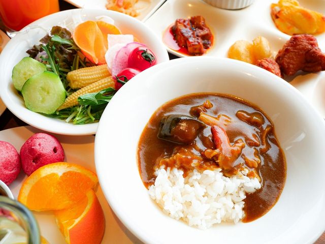 ホテルエミシア札幌 31階スカイレストラン「Hareus～ハレアス」の朝食ブッフェ～ほっき貝と茄子のカレー～