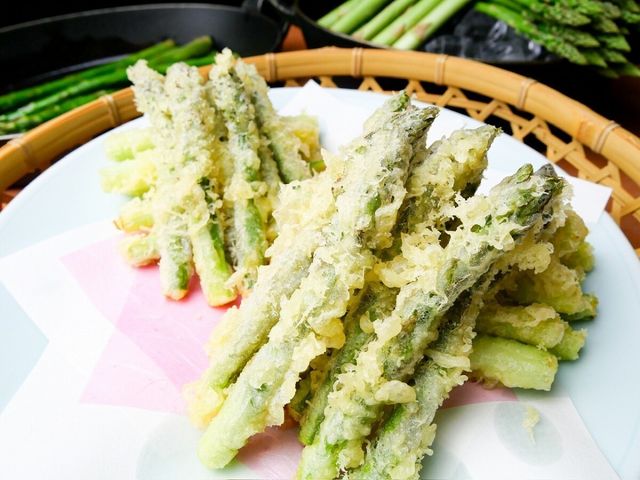 ホテルエミシア札幌 31階スカイレストラン「Hareus～ハレアス」の朝食ブッフェイメージ～ 季節限定アスパラガスの天ぷら～