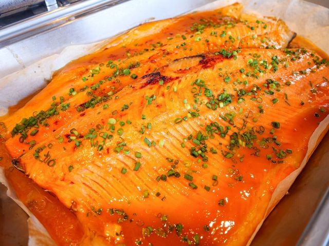 ホテルエミシア札幌 31階スカイレストラン「Hareus～ハレアス」の朝食ブッフェイメージ～鮭のちゃんちゃん焼き～