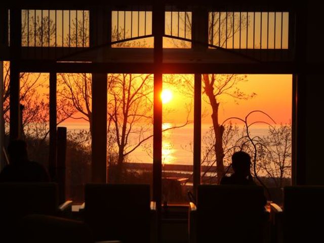 オホーツク海に沈む夕日を眺めるラウンジの画像