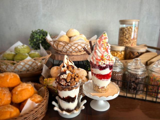 フリーラウンジではオリジナルパフェも作れますの画像