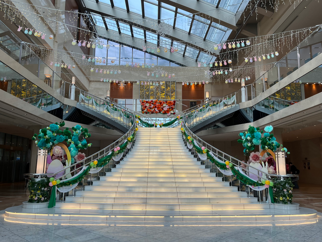 ホテル京阪ユニバーサル・タワー 大階段（イースター装飾）