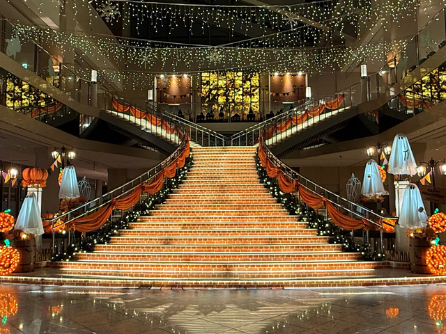 大階段（ハロウィン装飾）の画像