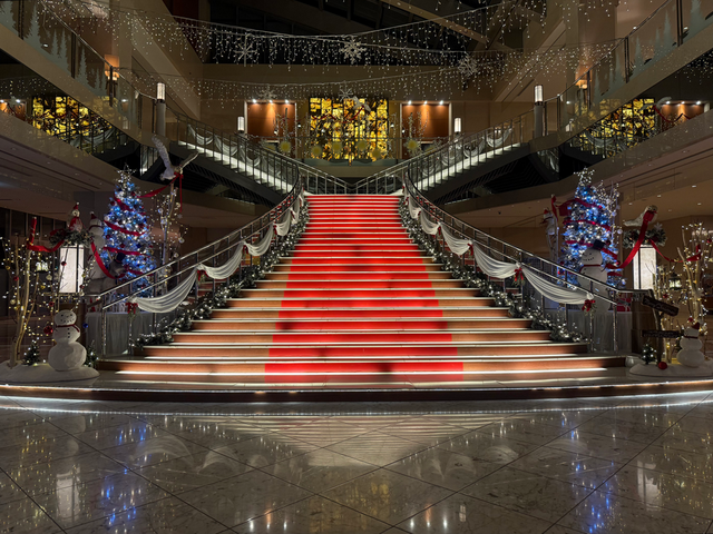 ホテル京阪ユニバーサル・タワー 大階段（クリスマス装飾）