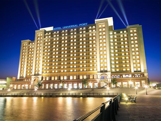 ホテル ユニバーサル ポート 外観（夜）