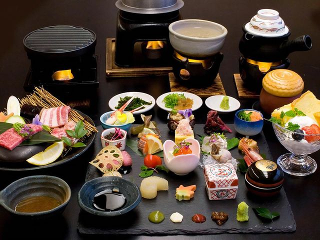 玉造温泉　旅亭　山の井 美食プレート会席（「美食プレート会席」と地元のお肉3種 陶板焼き）