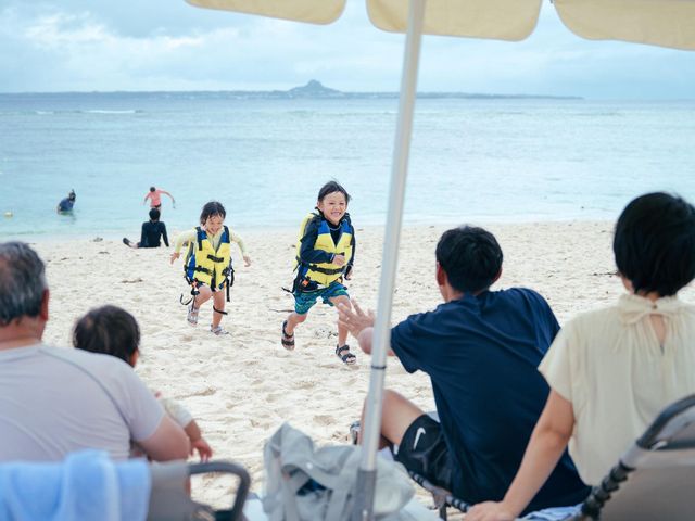 ビーチで遊ぶ子どもたちの画像