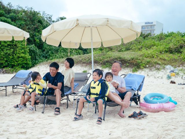 ビーチで家族団らんの画像