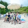 ビーチで家族団らん
