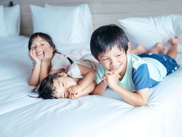 ベッドでくつろぐ子どもたちの画像