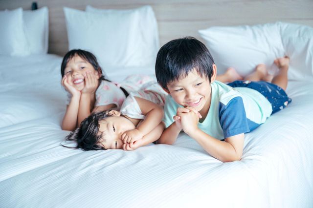 ヒルトン沖縄瀬底リゾート ベッドでくつろぐ子どもたち