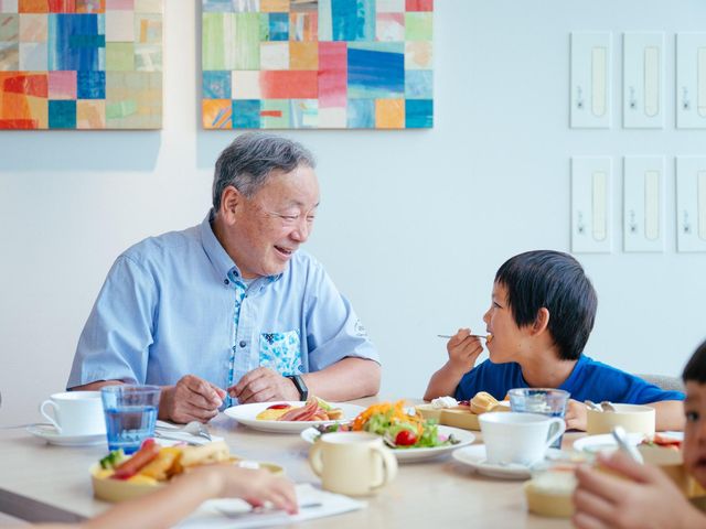 三世代で囲む朝食の画像