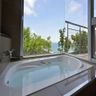 【アゼリアスイート】バスルームはリゾートの景色を存分に楽しめる展望風呂