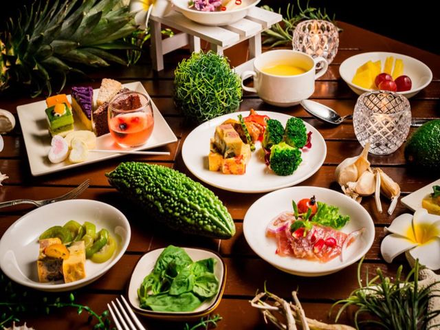 カヌチャベイホテル＆ヴィラズ 【ブッフェ】沖縄テイストにアレンジしたバラエティ豊かな料理が並ぶディナーブッフェ