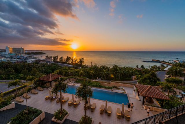 カフーリゾートフチャク　コンド・ホテル カフープール全景夕日【ホテル棟】